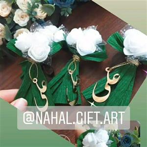 گیفت عید غدیر شماره23 ،دسته گل فومی همراه با آویز نام امام علی علیه السلام ویژه عید غدیر