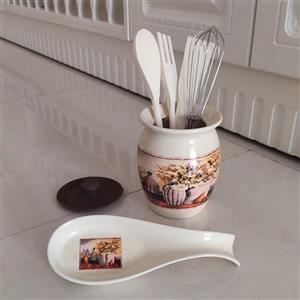 جا قاشقی کنار گاز ، 7 پارچه ، جنس چینی با کیفیت بالا  و طرح کلاسیک و زیبا
