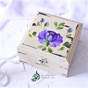 جعبه سایز 15×15_کار شده با تکنیک نقاشی سرعتی و وینتیج_رنگ کرم با گل های بنفش ترند رنگ سال_