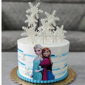 کیک اسفنجی مدرن تولد با تم السا دخترونه فوندانت برف و چاپ غیر خوراکی وزن 1350 کیلوگرم ( فیلینگ نوتلا و موز و گردو)