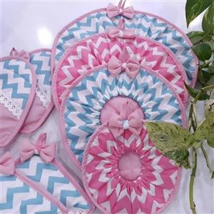 ست دمکنی و ست دستگیره های اشپزخانه ، شامل سه عدد دمکنی دو عدد دستگیره مربع و دو عدد دستگیره قلبی