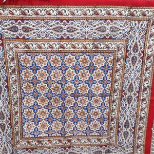 سفره رومیزی دور قرمز.