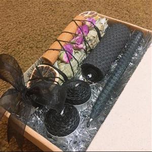 پک هدیه اسماج(عود گیاهی) به همراه شمع مشکی موم عسلی