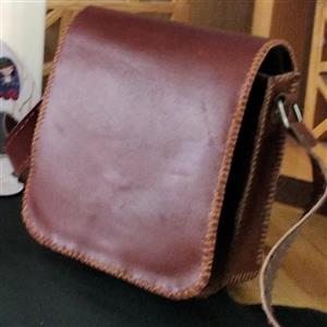 کیف دست دوز چرم طبیعی زنانه و مردانه مناسب برای همه سنین در رنگ های متنوع  جادار و زیبا