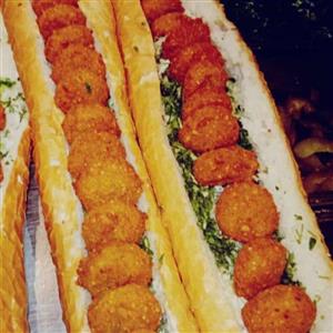 ساندویچ غول فلافل با نان خیلی بزرگ