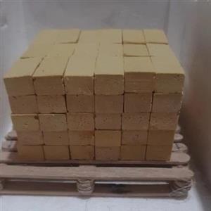 آجر توپر مینیاتوری زرد رنگ بسته 100عددی وزن هر عدد 3گرم اندازه هر عدد 3سانت طول 1.5سانت عرض و1سانت ارتفاع