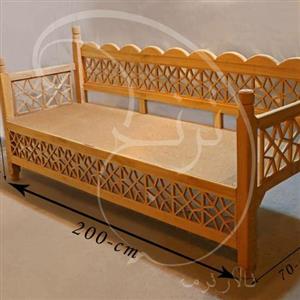 تخت سنتی ساخته شده از چوب روسیه