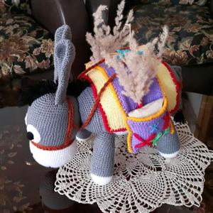عروسک دست بافت و قلاب بافی الاغ خاکستری