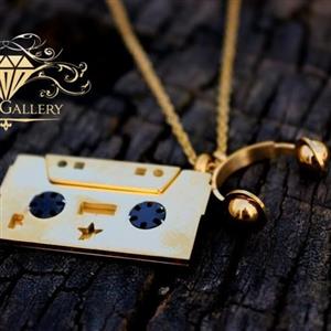 گردنبند نوار کاست و هدفون