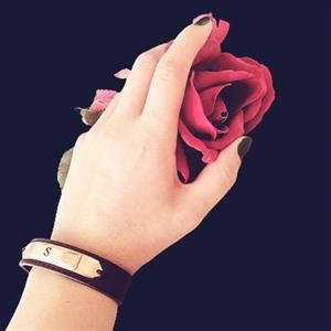 دستبند چرم طبیعی مسی قلمزنی شده حرف اول اسم S