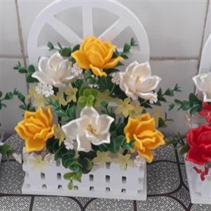 شلف باغچه تزیین شده با گل رز وحشی کریستالی