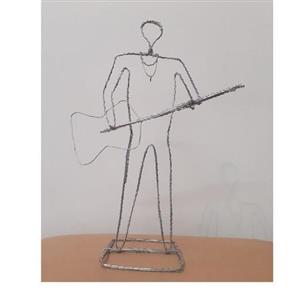 مجسمه مرد گیتاریست سیمی مفتولی رابیتس هنری 
