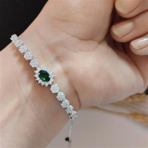 دستبند نقره زنانه با روکش طلا دارای نگین زمرد سنتاتیک و رگلاژدار برای تنظیم سایز 