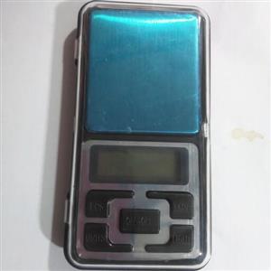 ترازو  گرم کش دیجیتالی  500  گرم pocket با یک جفت باتری