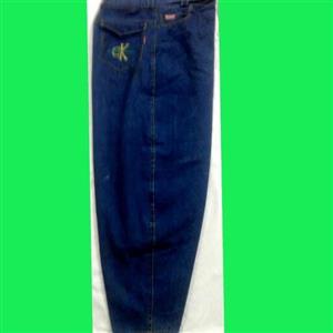 شلوار لی مردانه سایز 40 قد شلوار 110 سانتیمتر در حال عرضه زیر قیمت بازار می باشد