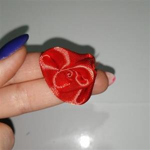 گل کوچک تزئینی ساتنی قرمز 10 عددی 