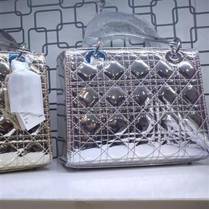 کیف  خارجی مارک دیور Dior برند سایز متوسط نقره ای ورنی بهمراه بندزنجیر وارداتی