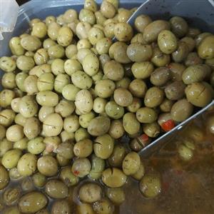 زیتون شکسته سایز درشت تیغ زده شیرین همراه با سبزی معطر