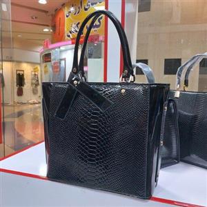 کیف زنانه مجلسی جنس ورنی رنگ مشکی لطفا قبل از خرید ابتدا موجودی بگیرید .