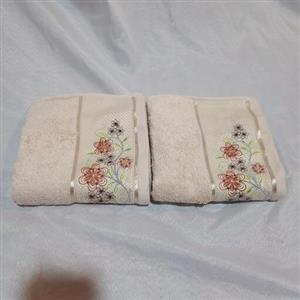 حوله دست و صورت گلدوزی شده بهبافت جنسی با کیفیت در رنگهای زیبا