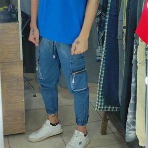 اشلش جین شش جیب بغل زیپ در غرفه تک بوتیک