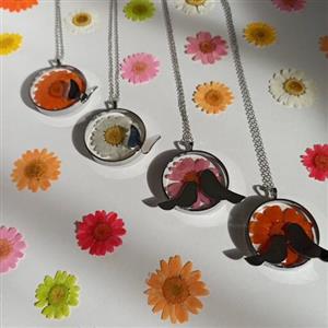 گردنبند گل بابونه طبیعی در رنگ های مختلف با طرح کبوتر و پروانه