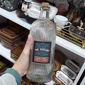 بطری اب درب چوب پنبه ایی