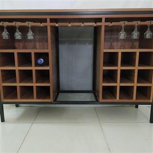 میز بار.ساخته شده از پروفیل صنعتی و ام دی اف.دارای رنگ الکترو استاتیک کوره ای.ابعاد120در80