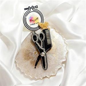 سنجاق سینه جواهردوزی شده قیچی و شانه مناسب آرایشگران
