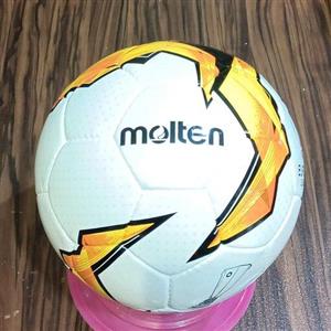 توپ فوتبال مولتن چمنی