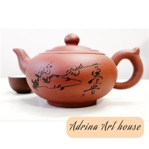 قوری سفالین -ساخته شده با خاک  سفال چینی سنتی منطقه جنوب شرقی کشور چین  دارای نقش و نوشته حکاکی
