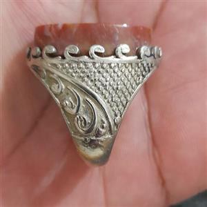 انگشتر نقره نیکل عراقی قدیمی با سنگ طبیعی عقیق شجر قرمز رنگ 