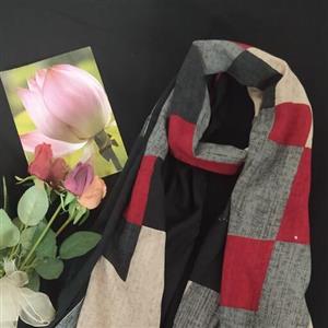 شال نخ پنبه بهاره منگوله دار طرح چندتکه رنگ قرمز مشکی