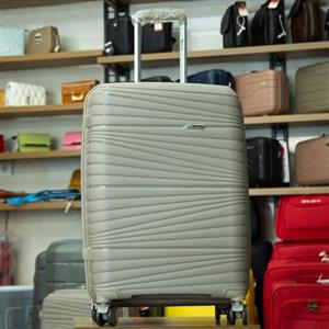 چمدان نشکن 100درصدPP برند MONZA رنگ نسکافه ای طرح خط دار سایز متوسط 