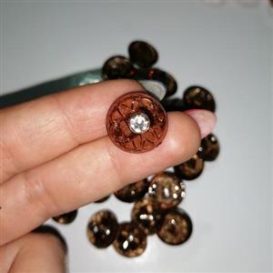 دکمه لباس طرح شیشه ای نگین دار رنگ قهوه ای  بسته 10  عددی