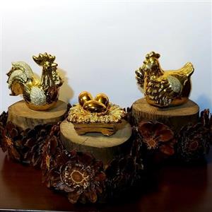 مجسمه سرامیکی سه تیکه مرغ و خروس و تخم مرغ خارجی -مجسمه  خانواده دکوری نمکی مجسمه طلایی کد 524 عالیجناب با لعاب درجه یک