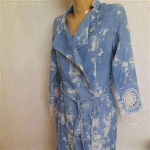 مانتو کتان نخی سنگ شور شده آبی برفی با آستین وحاشیه گلدوزی وکارشده
