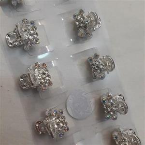 گیره روسری فلزی نگین دار نقره ای رنگ