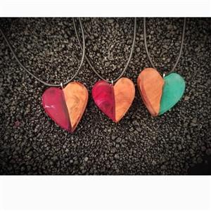 گردنبند طرح قلب چوب و رزین