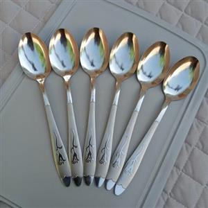 قاشق غذاخوری طرح گل میخک بسته 6 عددی جنس فولاد زد زنگ عیار 18 ضخامت 2 میل