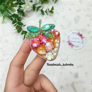 سنجاق سینه طرح توت فرنگی