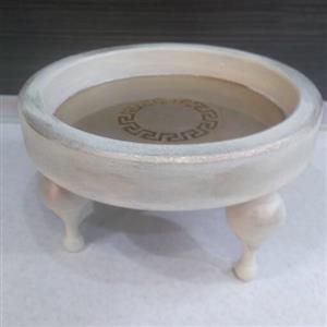 سینی چوبی پتینه شده  با پایه های گرجستانی و کف رزین کاری شده  قطر بیست و پنج سانت قابل اجرا در رنگ و پتینه  دلخواه