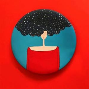 بشقاب دیوارکوب  دختر قرمز  قطر 15سانتیمتر طراحی شده با دست و رنگ اکریلیک قابل نصب آسان و شستشو با اسکاج نرم