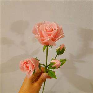 گل رز صورتی خمیری ( شامل سه غنچه نیمه باز و بسته و یگ گل رز باز میباشد )