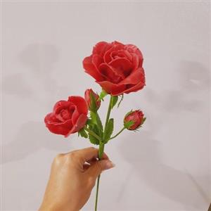 گل رز قرمز خمیری ( شامل یک گل رز باز و سه غنچه نیمه باز و بسته میباشد )