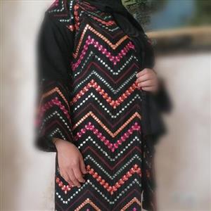 مانتو لینن سوزندوزی (سوزن دوزی) خنک مناسب فصل بهار و تابستان.پشت کار لینن مشکی ساده است و قد کار تا 100 قابل سفارش است