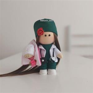 عروسک روسی مدل ماما یا متخصص زنان.پزشک. 15 سانتی با قابلیت ایستایی یا آویز شدنت