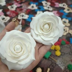 تاپر فوندانتی گل رز  موجود در تمامی رنگ ها ویژه تزئین کیک و دسر  و کاپ کیک .قطر 6سانت