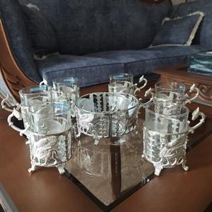 سرویس چای خوری برنجی شبه نقره با تخفیف گالش طرح لاماسو هخامنشی دستساز ریخته گری  با استکان و قندان شیشه ای اصل فرانسوی