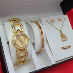 ساعت مچی زنانه گوچی قاب و بند نگین کاری شده صفحه طلایی  GUCCI